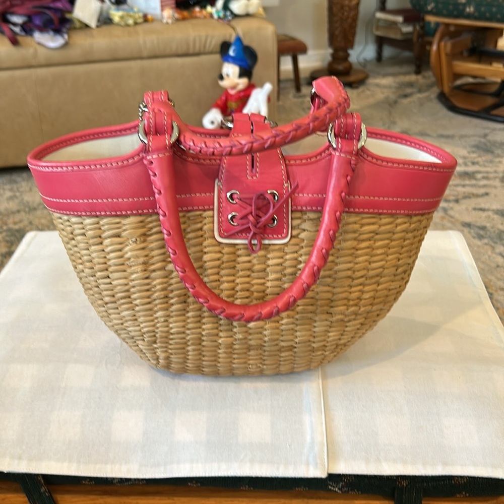 Coach, straw and pink leather handled bag with snap closure pink lining - Picture 3 of 9